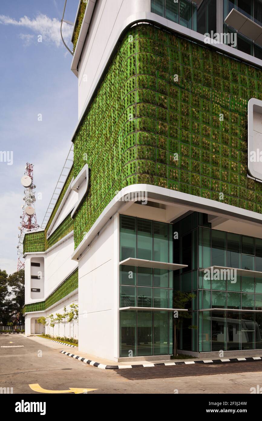 Digi Technology Operation Centre, Subang High Tech Park, Kuala Lumpur, Malaisie. Le design écologique du bâtiment comprend un mur extérieur planté Banque D'Images