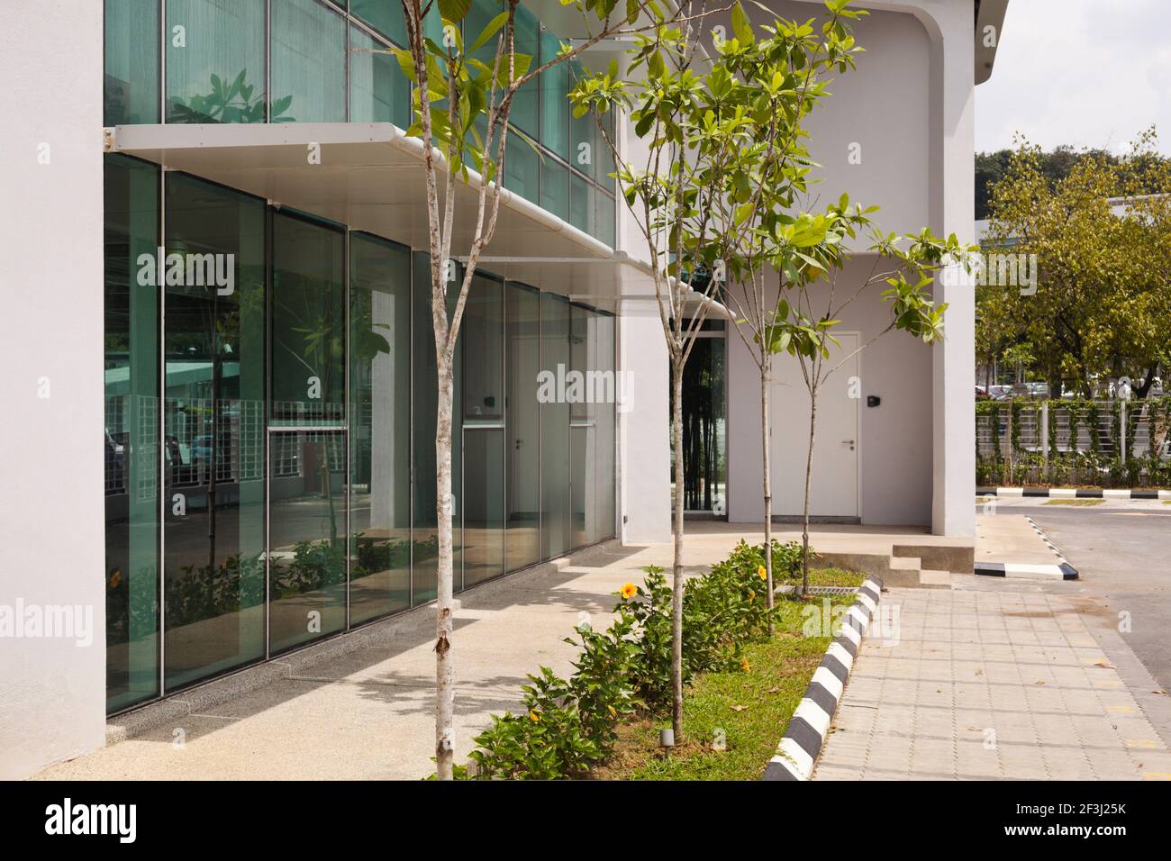 Digi Technology Operation Centre, Subang High Tech Park, Kuala Lumpur, Malaisie. Le design écologique du bâtiment comprend un mur extérieur planté Banque D'Images