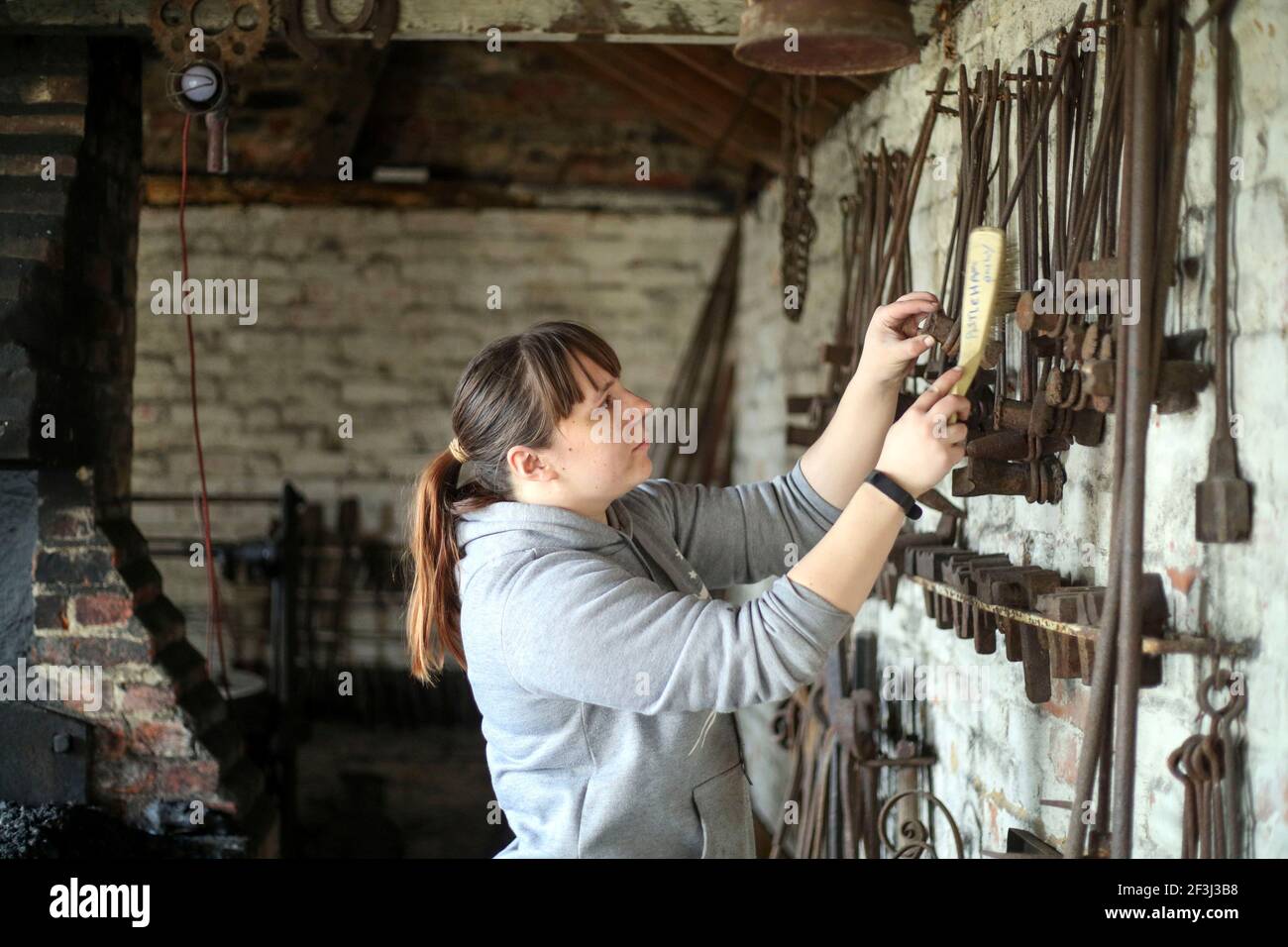 Kimberley Seward prépare une forge, construite à l'origine en 1860 à Watford, avant la réouverture après l'isolement du Chiltern Open Air Museum à Chalfont St Giles. Le musée, qui abrite des bâtiments donnés de tout le Buckinghamshire qui sont déplacés de briques par briques vers le site, ouvrira ses portes au public à la fin du mois de mars. Date de la photo: Mardi 16 mars 2021. Banque D'Images