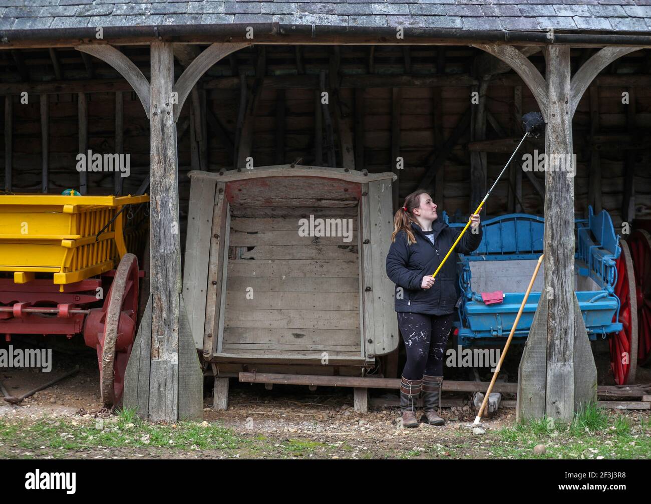 Katie Pilcher prépare les charrettes, avant la réouverture après l'isolement du Chiltern Open Air Museum à Chalfont St Giles. Le musée, qui abrite des bâtiments donnés de tout le Buckinghamshire qui sont déplacés de briques par briques vers le site, ouvrira ses portes au public à la fin du mois de mars. Date de la photo: Mardi 16 mars 2021. Banque D'Images