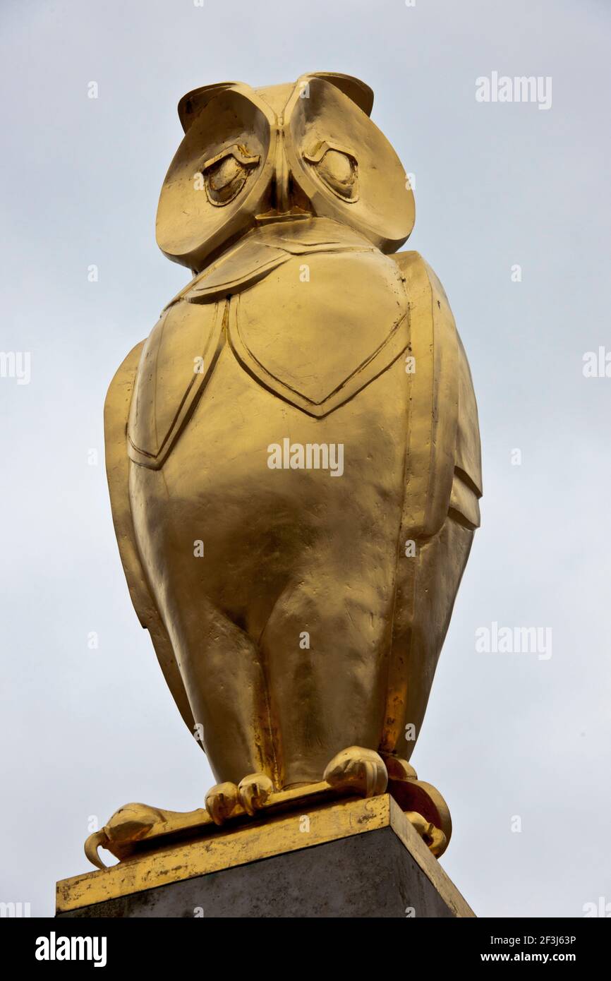 Vue détaillée de la chouette dorée sur un piédestal à l'avant du Leeds Civic Hall. La chouette fait partie des armoiries de Leeds. Banque D'Images