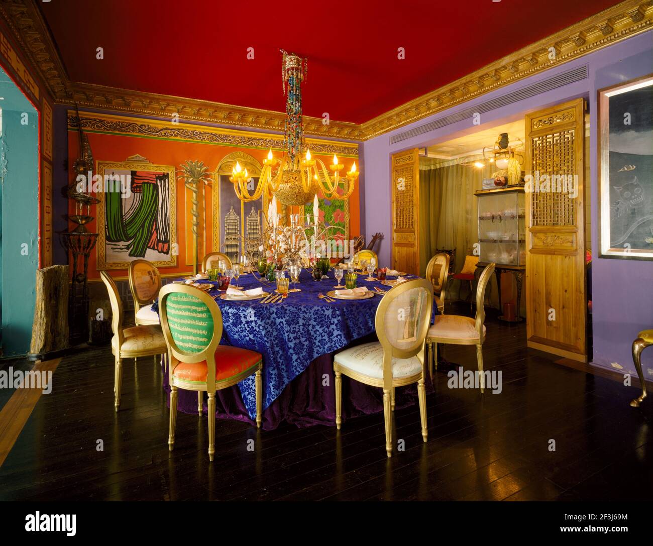 Table dans la salle à manger d'une maison "Egyptien-Chinois" à la décoration moderne, Hong Kong, Chine. Cette maison présente une combinaison orientale, avant-gardiste, un Banque D'Images