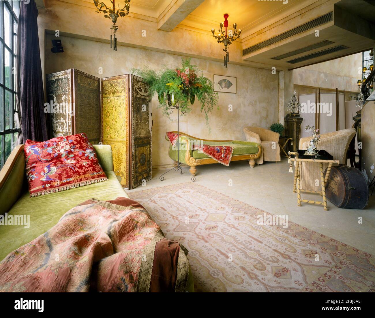 Un mélange art déco de style chinoiserie de l'est et baroque de l'Ouest dans un salon d'une maison moderne, Shek-O Village, Hong Kong. Banque D'Images