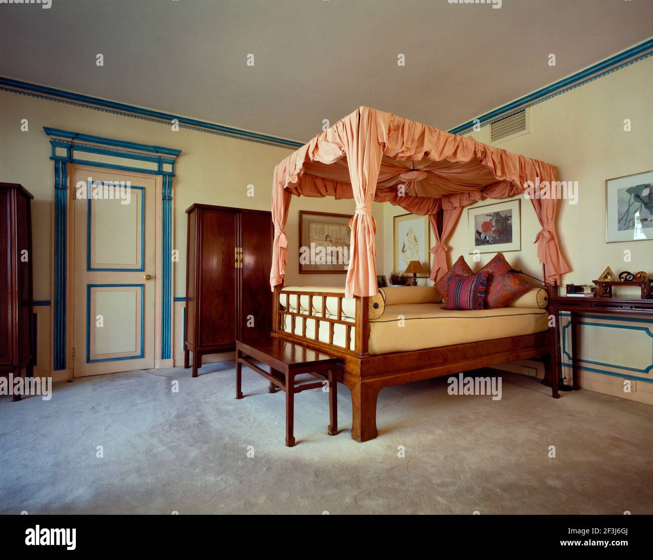 Dans la chambre à coucher, un lit Ming a été habillé de la manière d'une  affiche occidentale et exquise huanghuali dynastie Ming cabinet et tables.  Hong Kong Photo Stock - Alamy