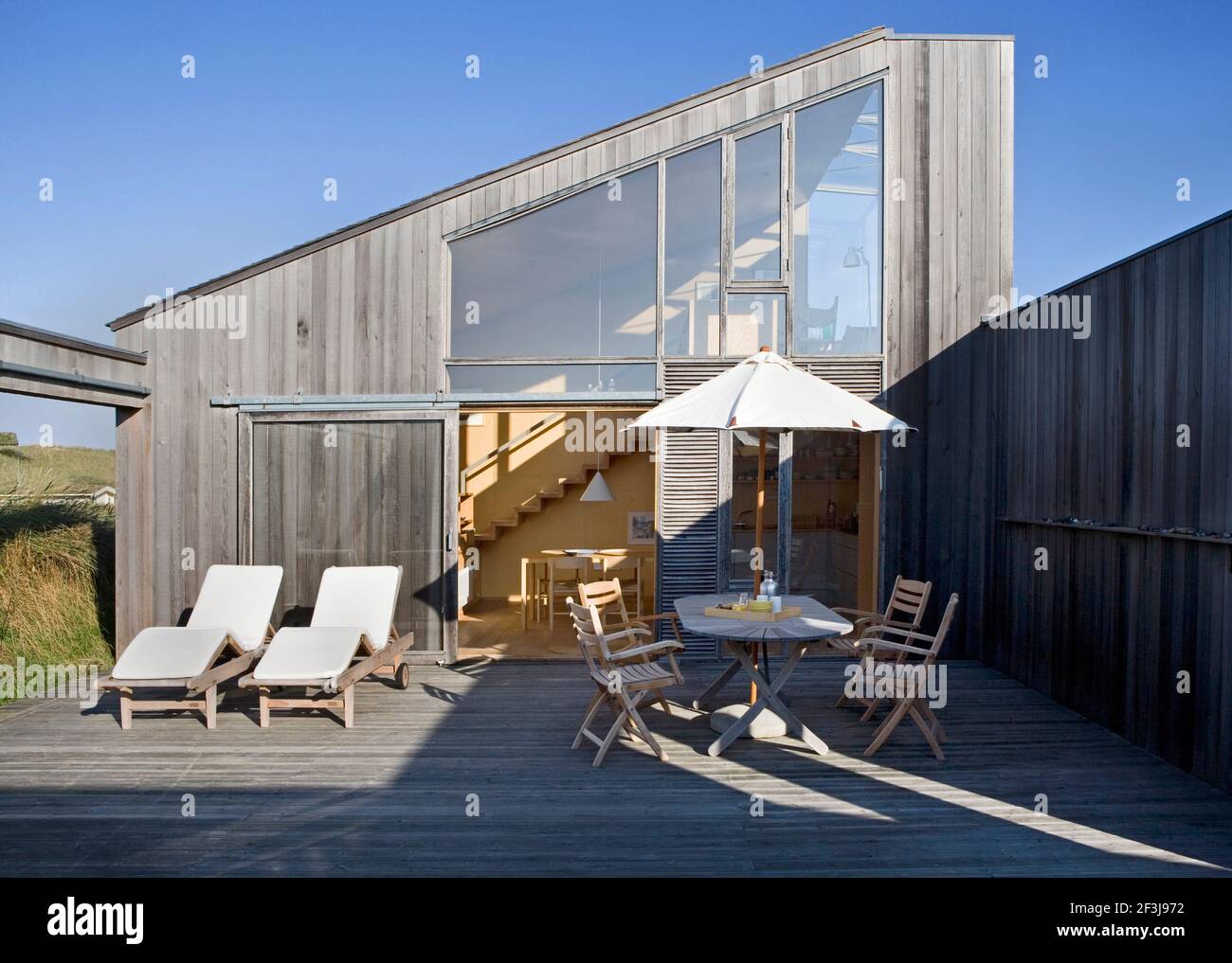 La maison vue de la cour fermée. Côté sud. Grande porte coulissante dans la chambre principale. La porte coulissante sur la gauche est ouverte sur la dune. Banque D'Images