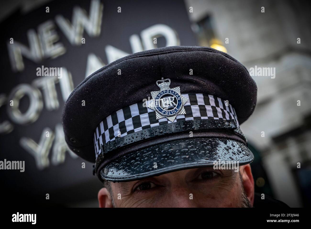 Officier de police métropolitaine portant une casquette à la cour d'écosse Photographie par Jason Bye t: 07966 173 930 e: mail@jasonbye.com W: http://www.jasonbye.com Banque D'Images