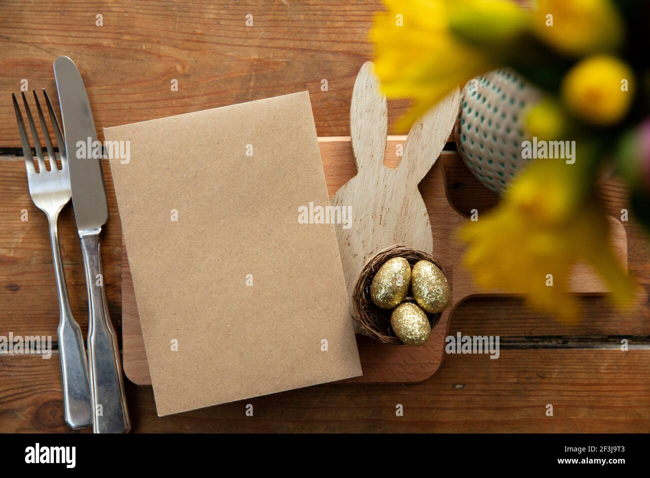 Disposition de la table du repas de Pâques avec un menu vierge Banque D'Images