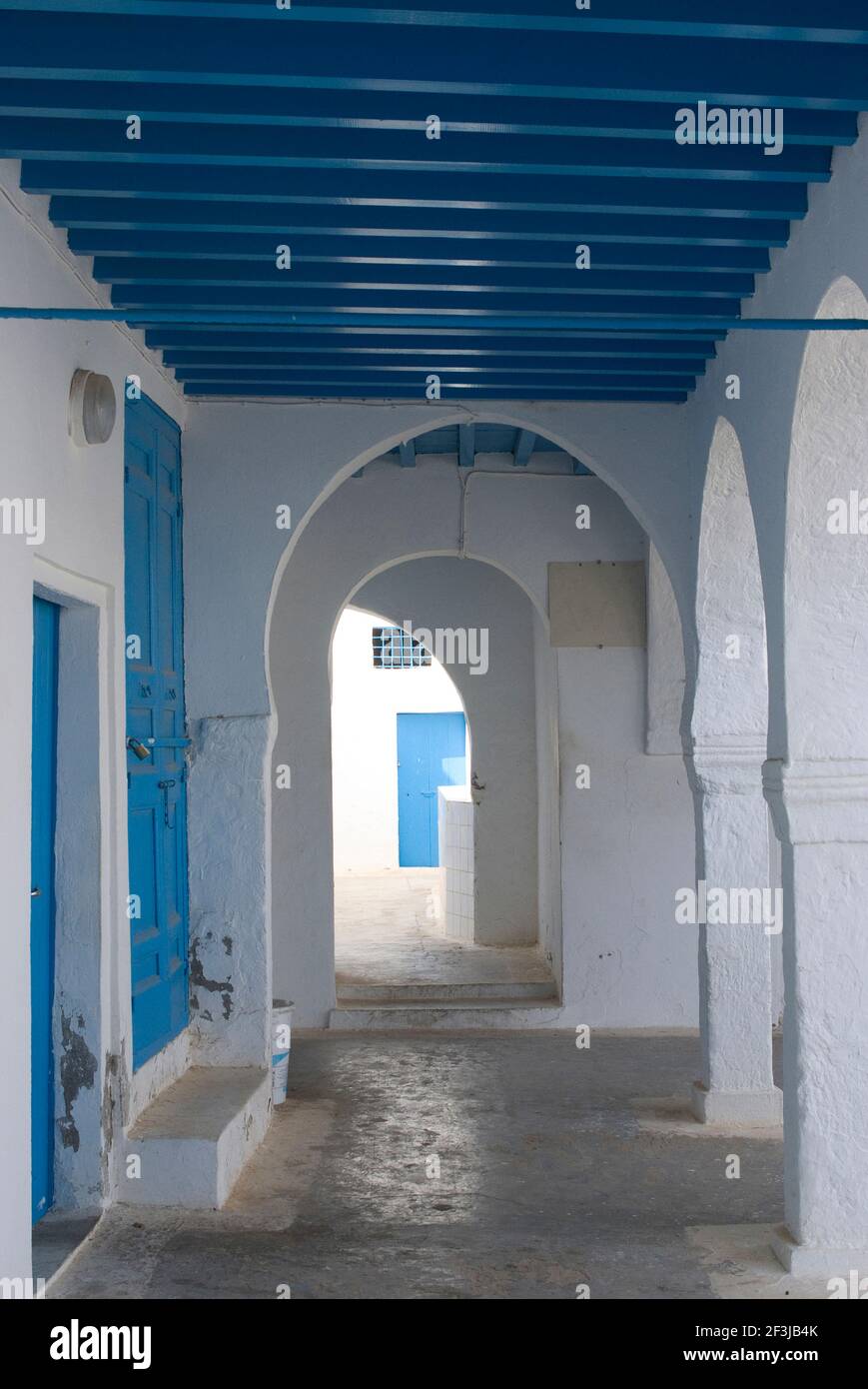 Cour où les pilgirms restent lors de la visite de la synagogue de la Ghriba, Erriadh, île de Djerba, Tunisie | AUCUN | Banque D'Images