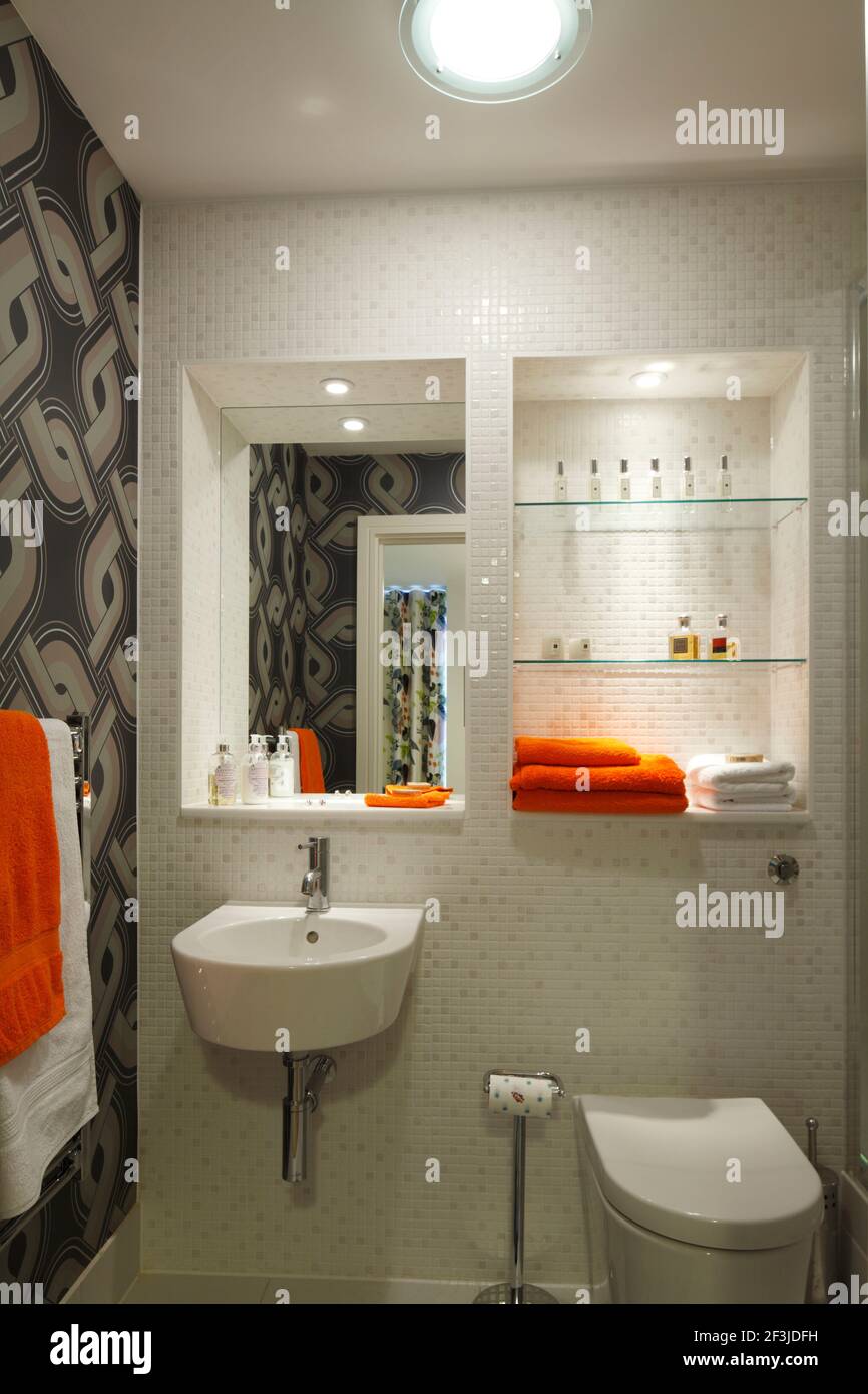 Salle de bain attenante avec mosaïque et papier peint rétro | | Designer : Adrienne Chinn Banque D'Images