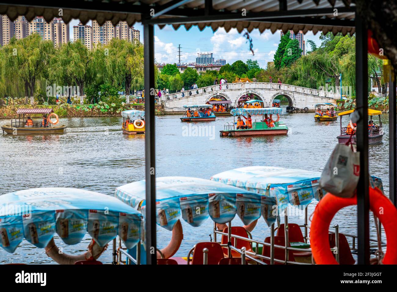 Kunming China , 3 octobre 2020 : petits bateaux avec des personnes sur le lac Dianchi à l'intérieur du parc Grand View et du pont de pierre Cuiyu vue panoramique à Kunming Yunnan C Banque D'Images
