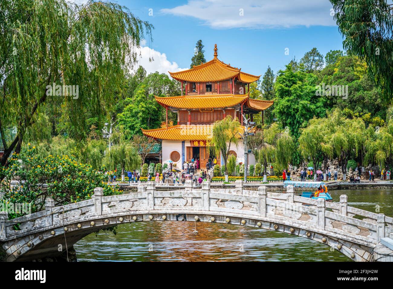 Kunming China , 3 octobre 2020 : Kunming Daguan Yuan parc panorama avec Grand View Lou Pavilion et pont en pierre avec ciel bleu à Kunming Yunnan Chine Banque D'Images