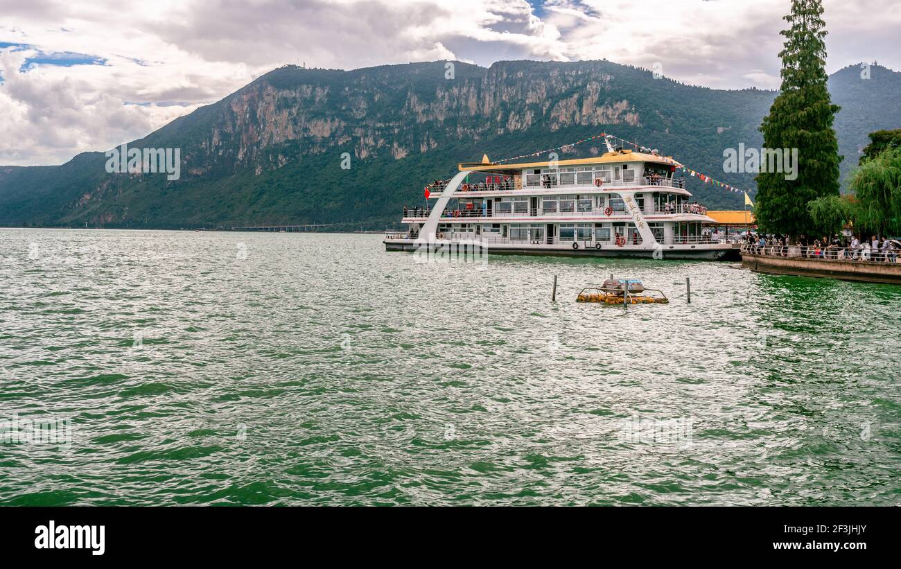 Kunming China , 3 octobre 2020 : bateau de croisière sur le lac de Dianchi et la colline ouest de Xishan en arrière-plan Banque D'Images