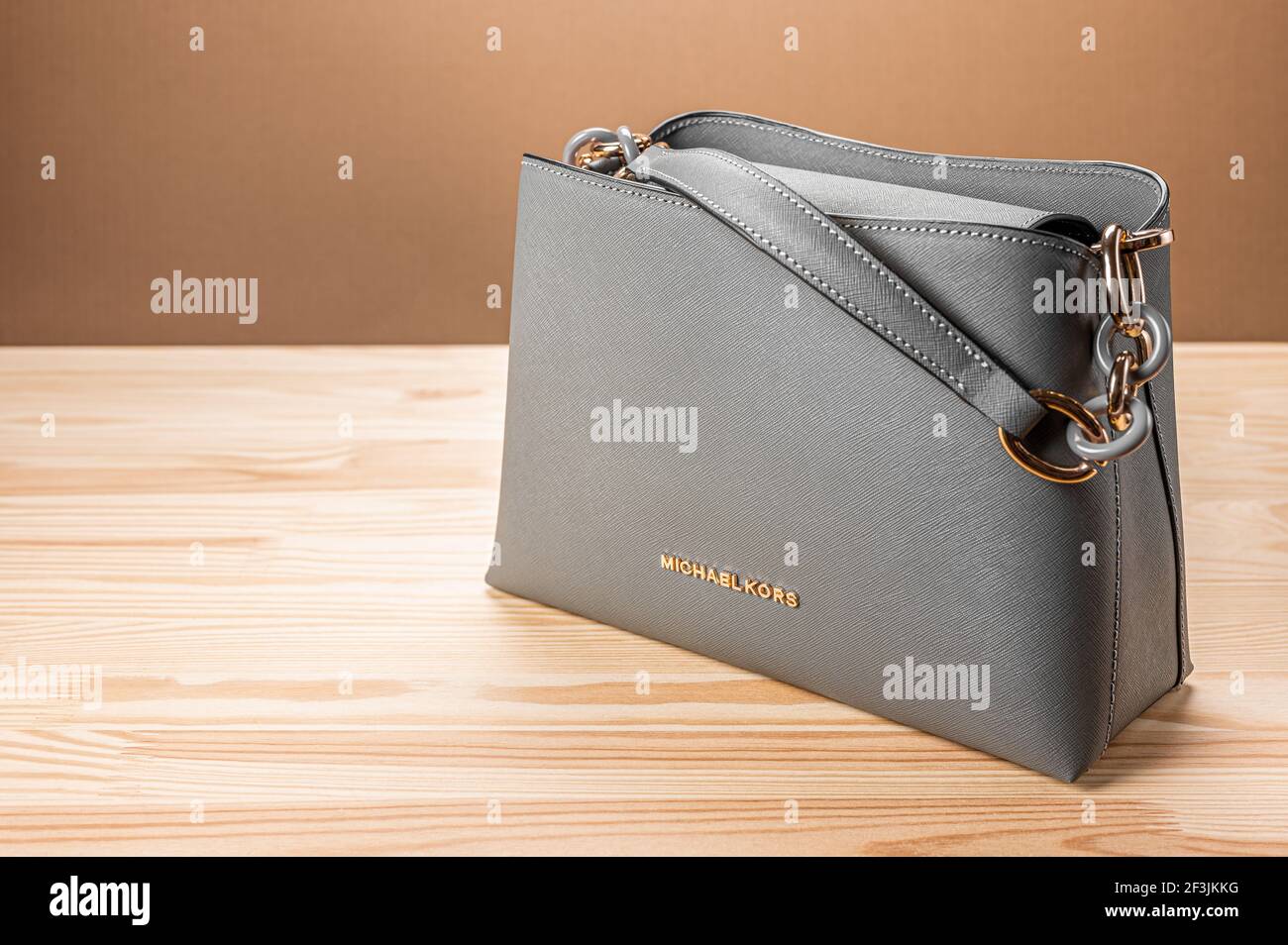 MOSCOU, RUSSIE - MARS, 17, 2021: Nouveau modèle cuir gris sac à main  Michael Kors sur table en bois. Michael Kors marque de vêtements,  accessoires et parfum Photo Stock - Alamy