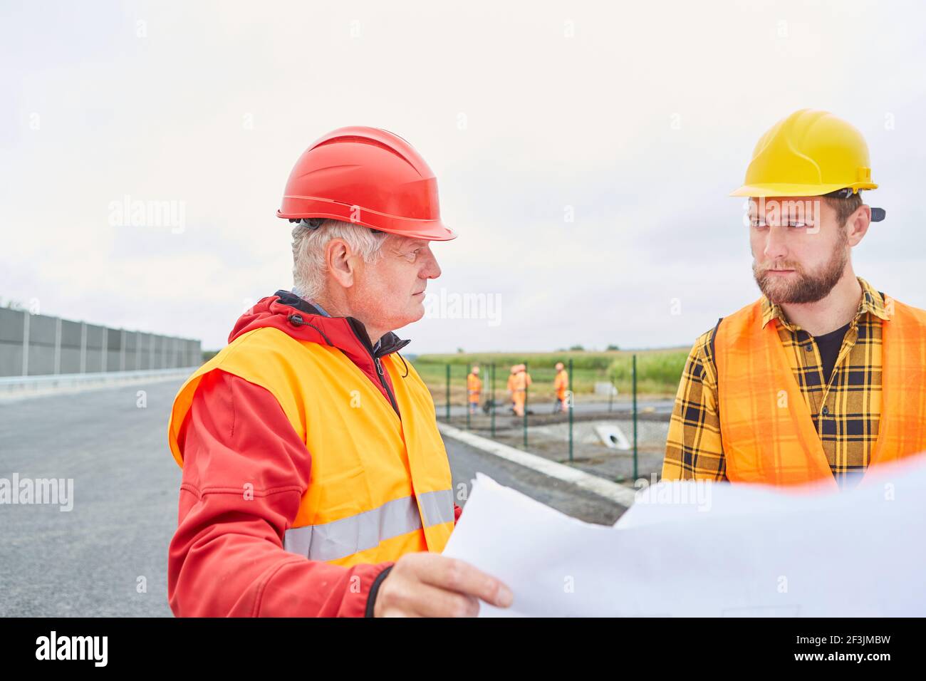 Architecte et contremaître avec plan du site ou plan de construction pour construction de maisons ou de routes Banque D'Images