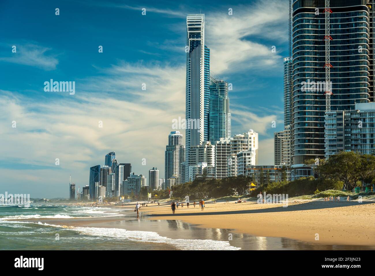 Surfers Paradise, Gold Coast, Australie - personnes marchant le long de la plage avec des gratte-ciel en arrière-plan Banque D'Images