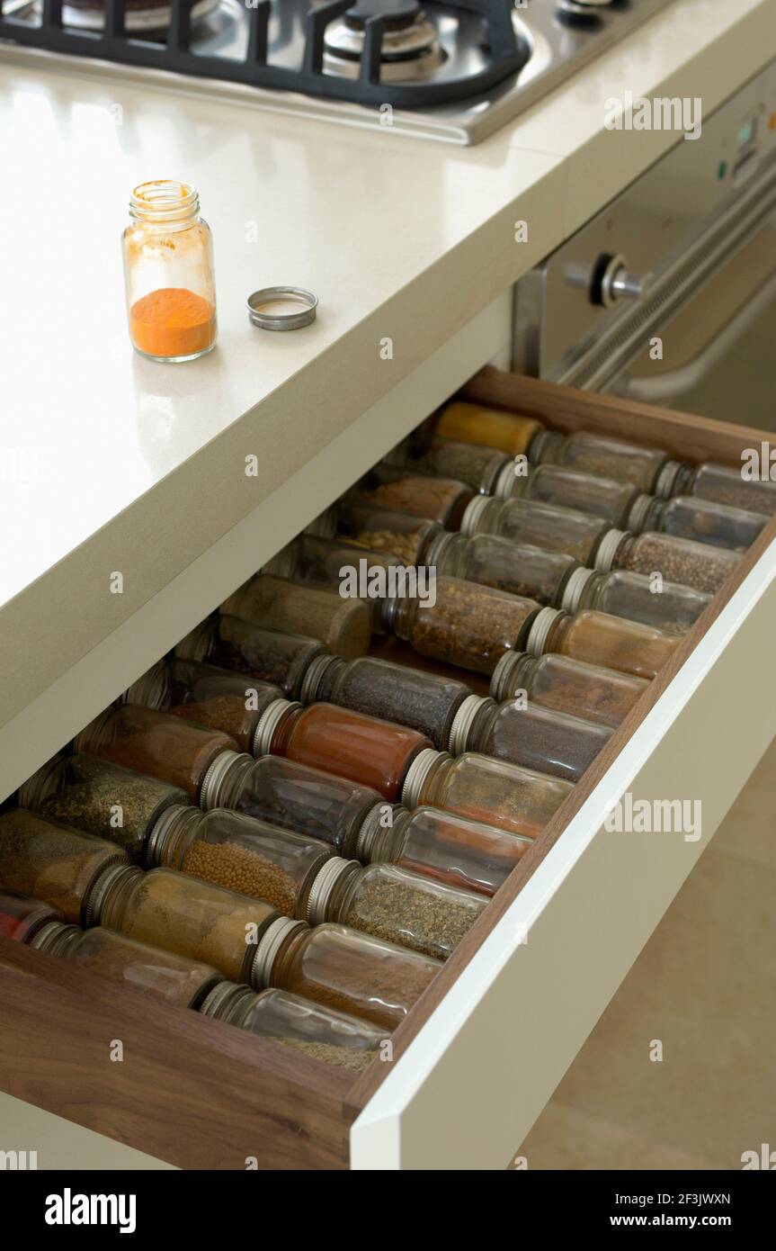 Bouteilles d'herbes et d'épices dans le tiroir de rangement Photo Stock -  Alamy