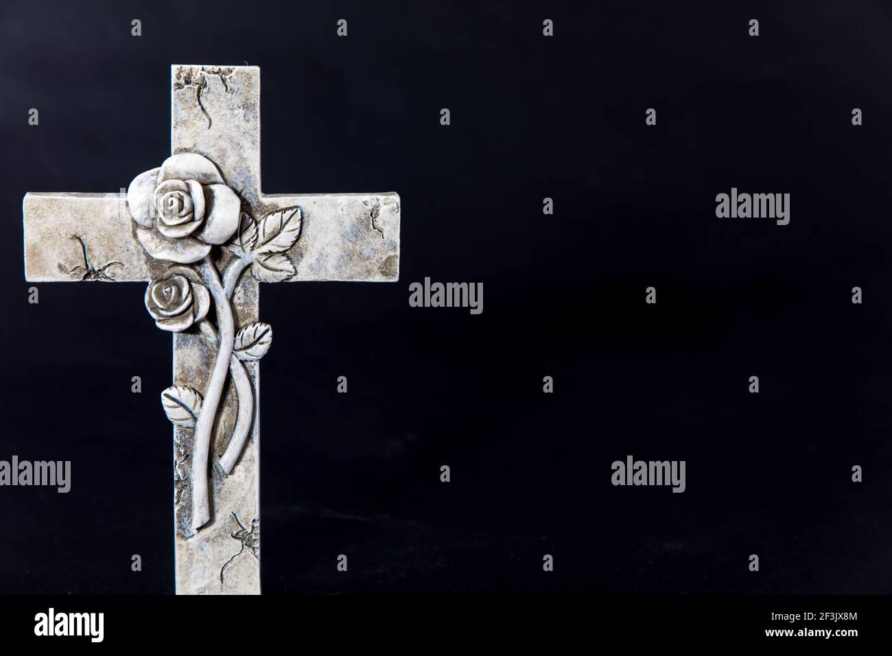 Croix Ornee Avec Une Fleur Ornee Sur Un Fond Sombre Carte De Condoleances Un Endroit Vide Pour Une Citation Sentimentale Emotionnelle Photo Stock Alamy