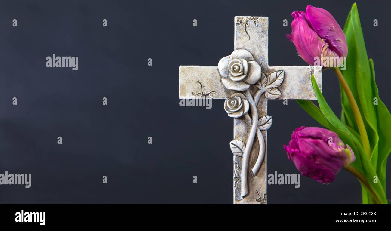 Croix Ornee De Fleurs De Tulipe Pourpres Sur Fond Noir Carte De Condoleances Un Endroit Vide Pour Une Citation Sentimentale Emotionnelle Photo Stock Alamy