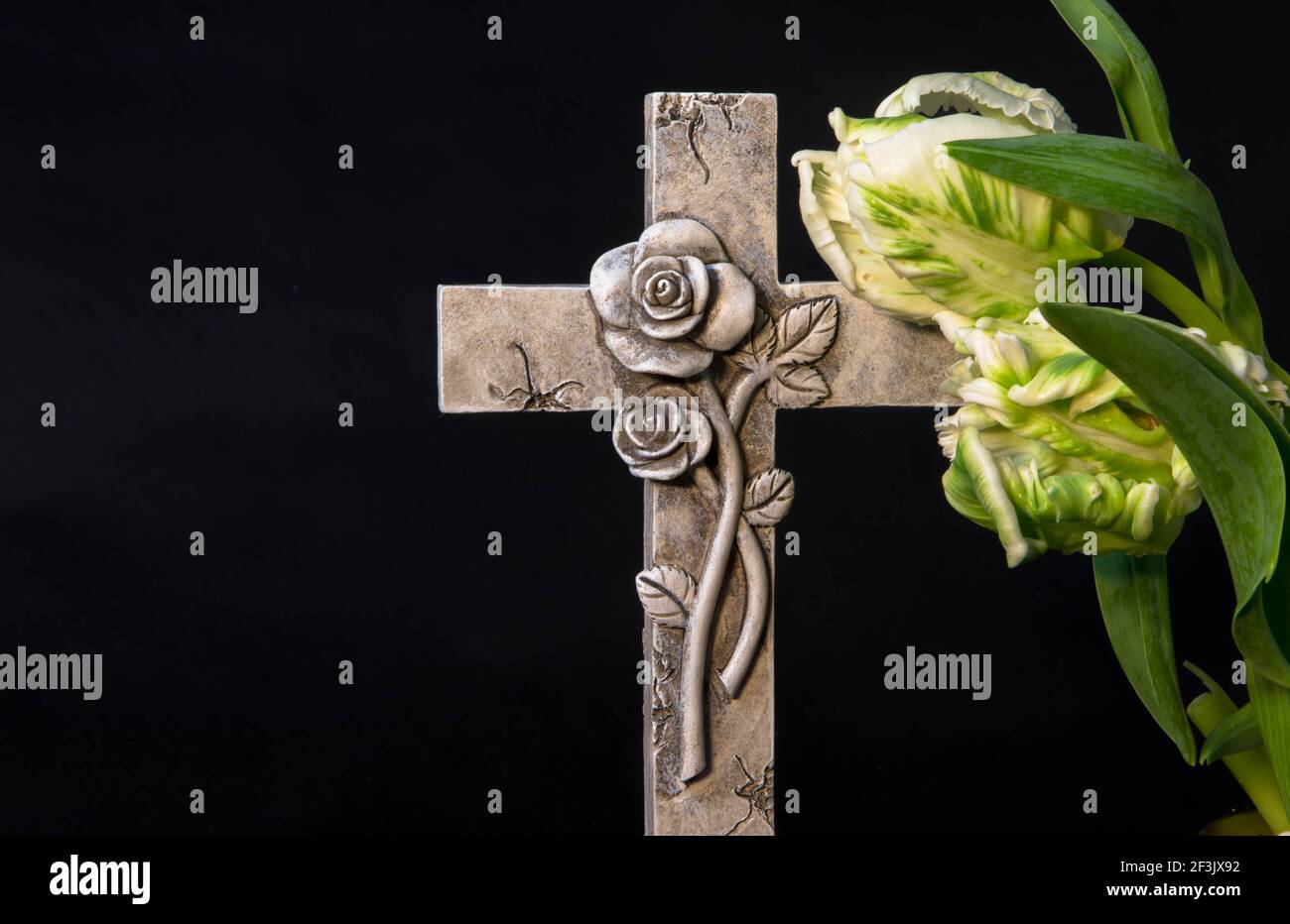Croix Religieuse Avec Tulipes Blanches Sur Fond Sombre Carte De Condoleances Vide Pour Citation Sentimentale Emotionnelle Concept De Deuil Photo Stock Alamy
