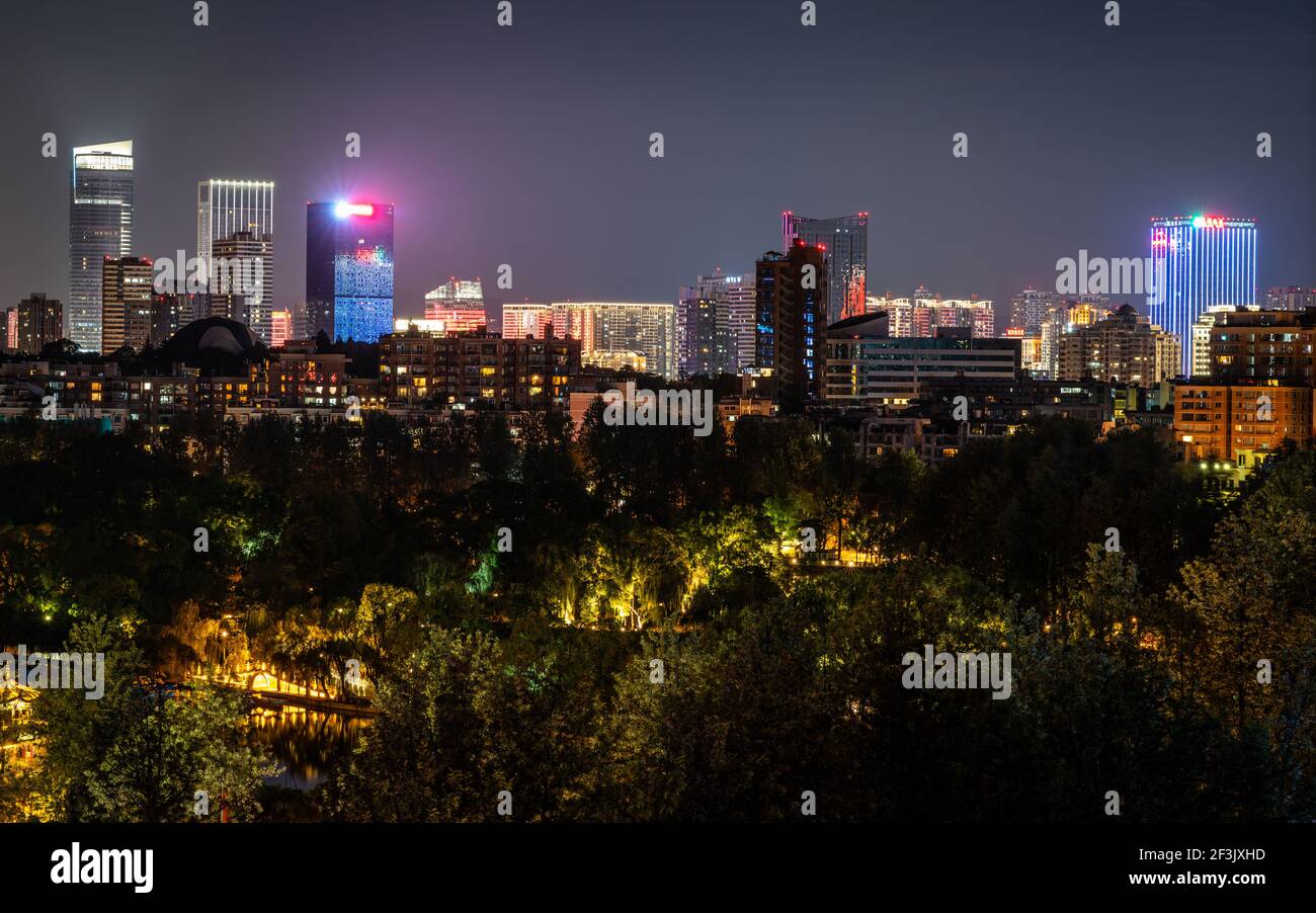 Kunming China , 3 octobre 2020 : Kunming paysage urbain avec vue sur le lac Green ou le parc Cuihu et vue sur la ville de Kunming illuminée la nuit dans le Yunnan Chine Banque D'Images