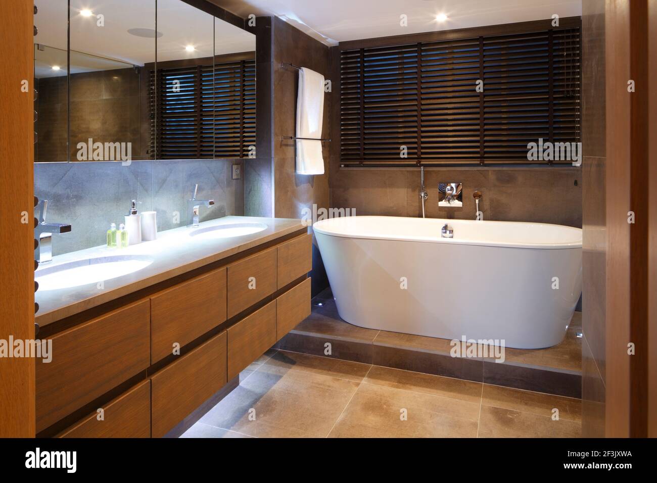 Salle de bains avec baignoire sur pied et double vasque | | Concepteur :  Michael Nicholas Photo Stock - Alamy
