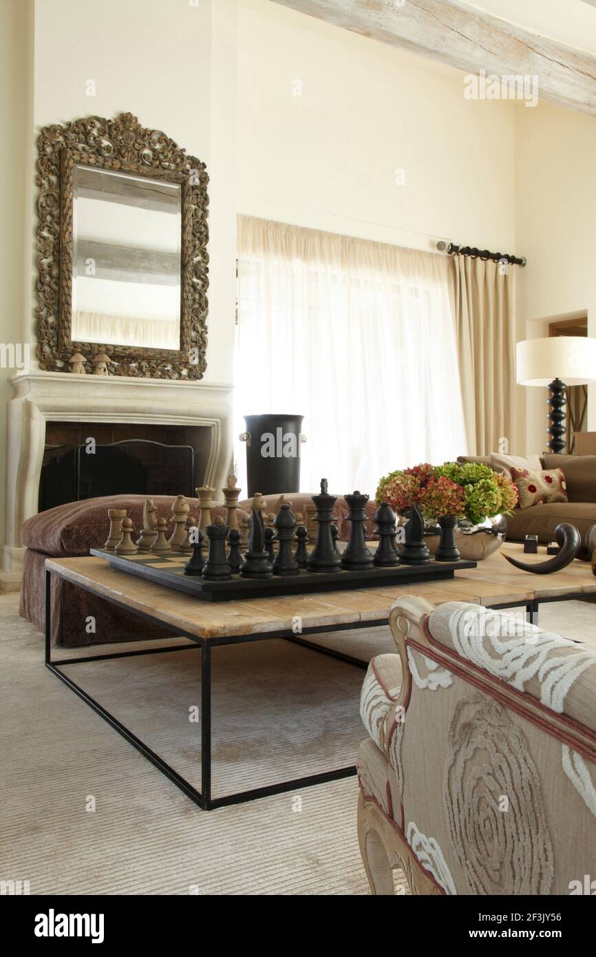 Jeu d''échecs géant sur une table basse, Belleview, Villa St Tropez. Banque D'Images