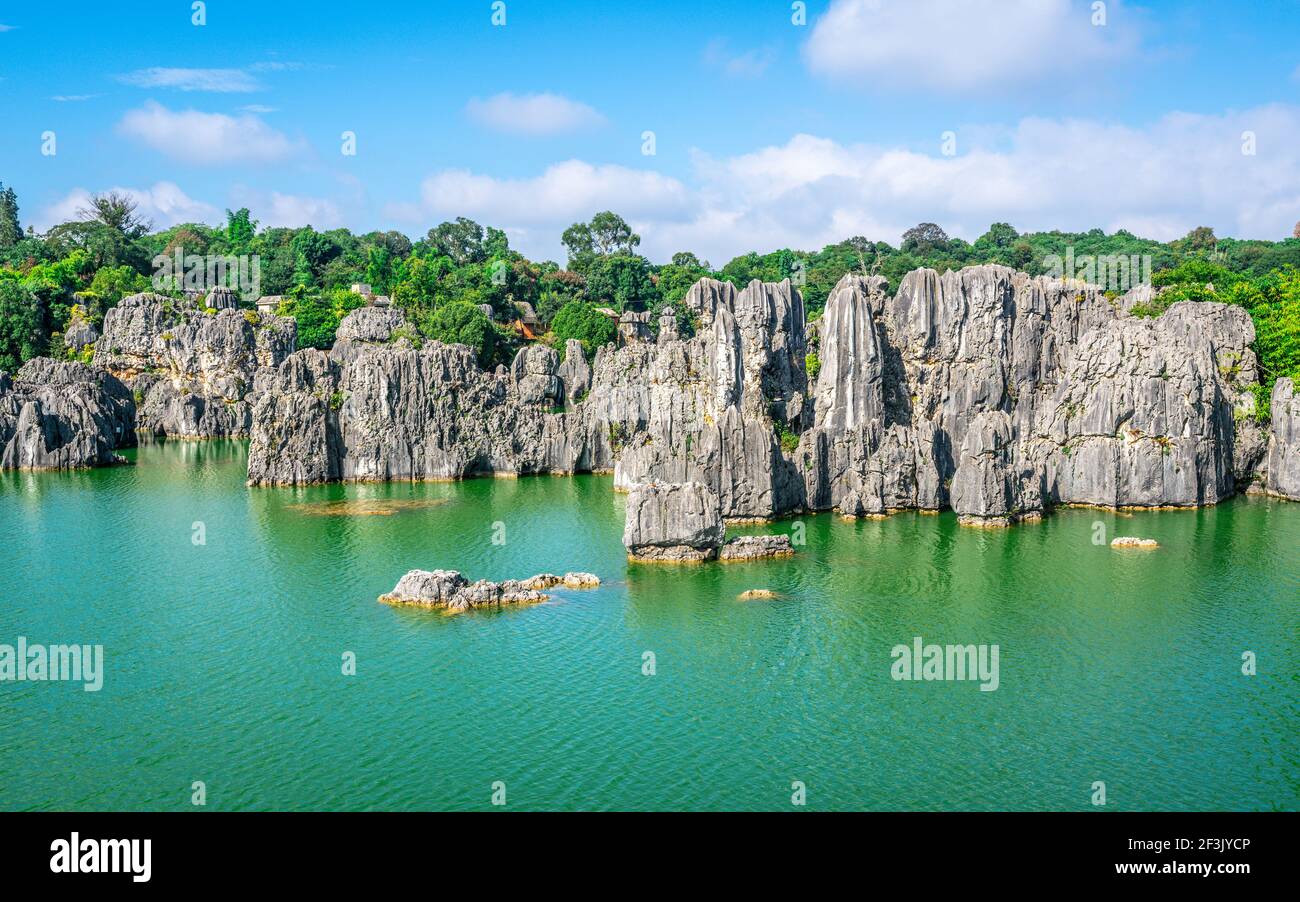 Formation de roche calcaire sur le lac magnifique et ciel bleu à Parc forestier en pierre de Shilin dans le Yunnan en Chine Banque D'Images