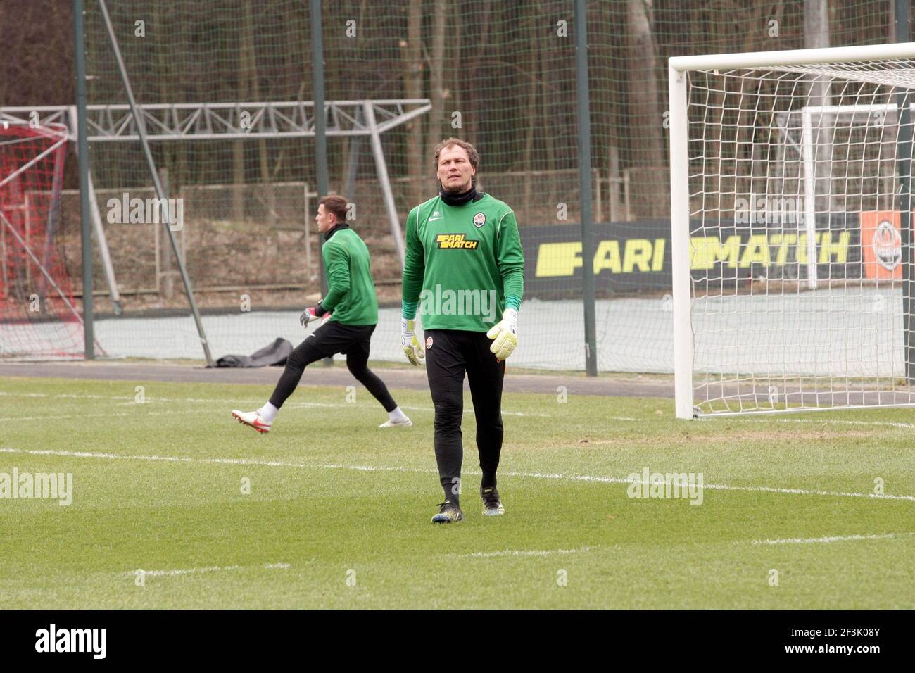 Kiev, Ukraine. 17 mars 2021. Kiev, UKRAINE - MARS 17, 2021 - le gardien de but Andriy Pyatov du FC Shakhtar Donetsk est vu sur le terrain lors d'une séance d'entraînement ouverte au complexe sportif Sviatoshyn avant l'UEFA Europa League Round de 16 2ème match contre A.S. Roma qui doit avoir lieu au NSC Olimpiyskiy le jeudi 18 mars, Kiev, capitale de l'Ukraine. Credit: UKRINFORM/Alamy Live News Banque D'Images