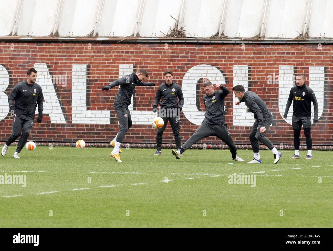 Kiev, Ukraine. 17 mars 2021. Kiev, UKRAINE - 17 MARS 2021 - les joueurs du FC Shakhtar Donetsk font des exercices lors d'une séance d'entraînement ouverte au complexe sportif Sviatoshyn avant l'UEFA Europa League Round de 16 2ème match contre A.S. Roma qui doit avoir lieu au NSC Olimpiyskiy le jeudi 18 mars, Kiev, capitale de l'Ukraine. Credit: UKRINFORM/Alamy Live News Banque D'Images