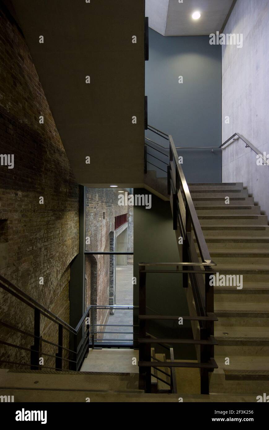 Escaliers vers d'autres étages du Central St Martin College, Université des Arts, King's, Cross, Londres, N1, Angleterre | architecte : Stanton Williams | Banque D'Images