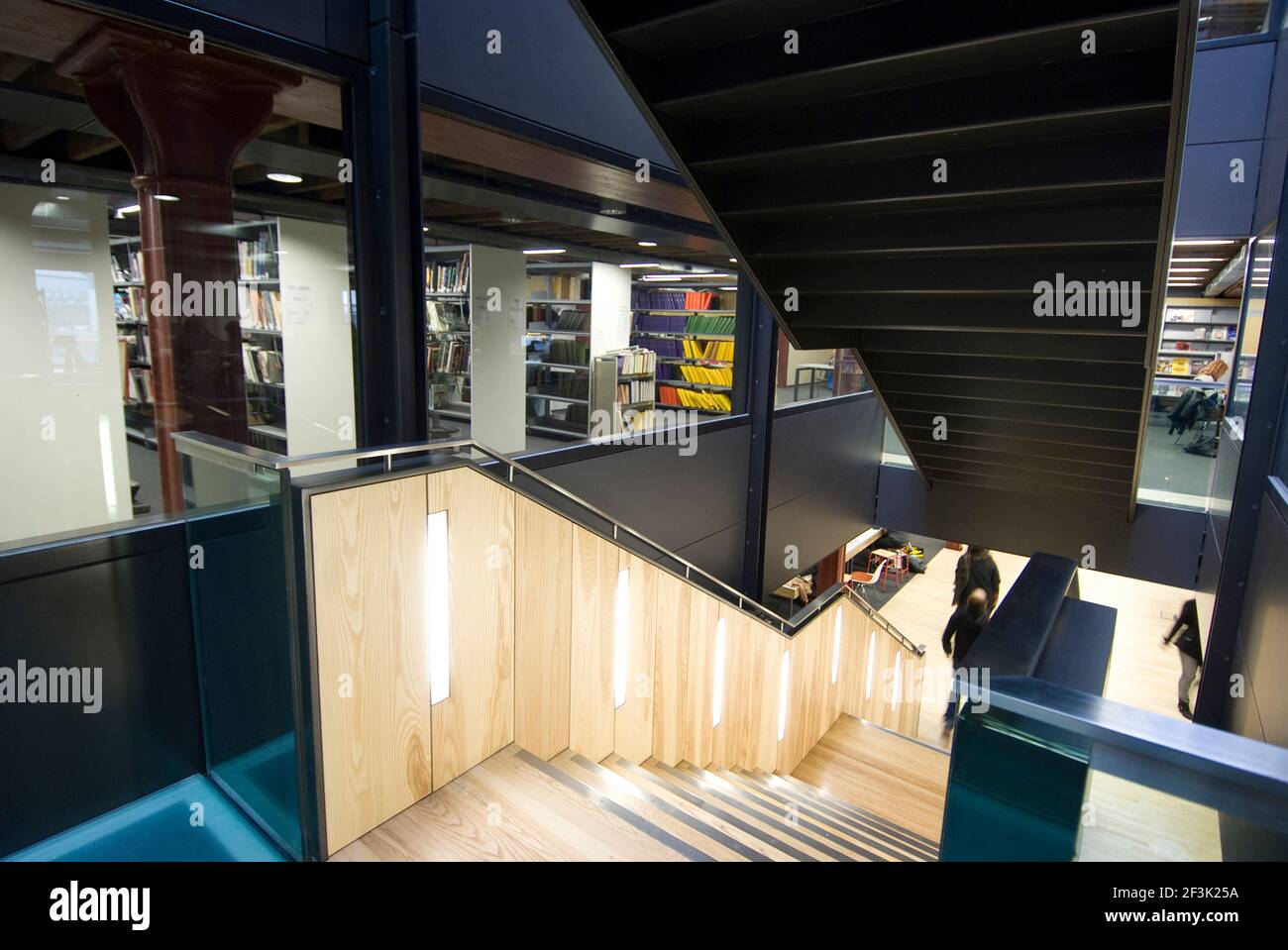 Escaliers vers les autres étages de la bibliothèque du Central St Martin College, UAL, King's, Cross, Londres, N1, Angleterre | architecte : Stanton Williams | Banque D'Images