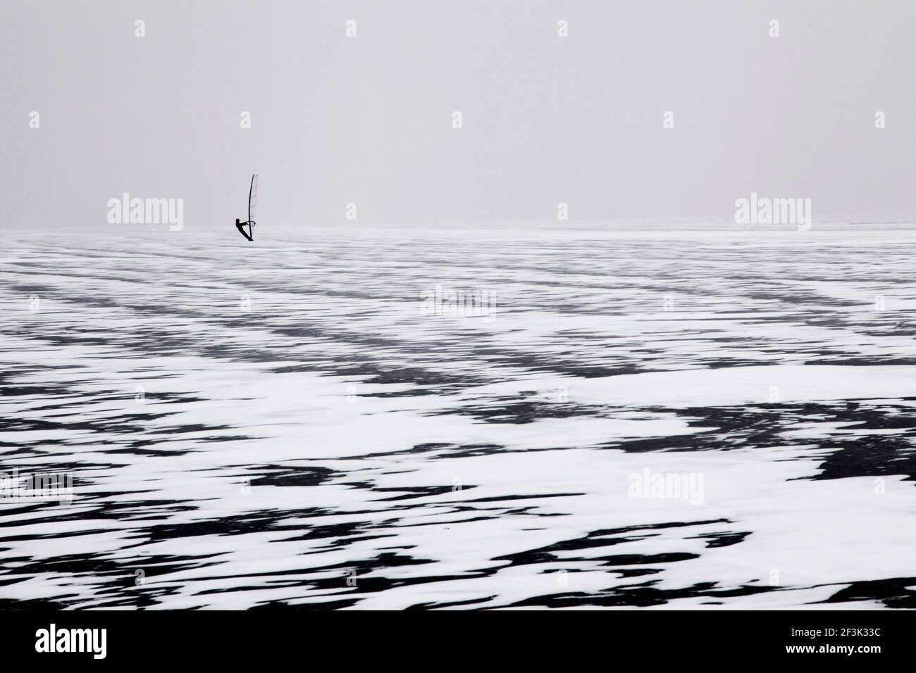 SURF SUR GLACE - LASER OLYMPIQUE HONGROIS ZSOMBOR BERECZ ( 2008 BEIJING - QUALIFIÉ 2012 LONDRES ) SURF SUR GLACE SUR LE LAC BALATON (HUN) - 11/02/2012 - PHOTO : GABOR TURCSI / DPPI Banque D'Images