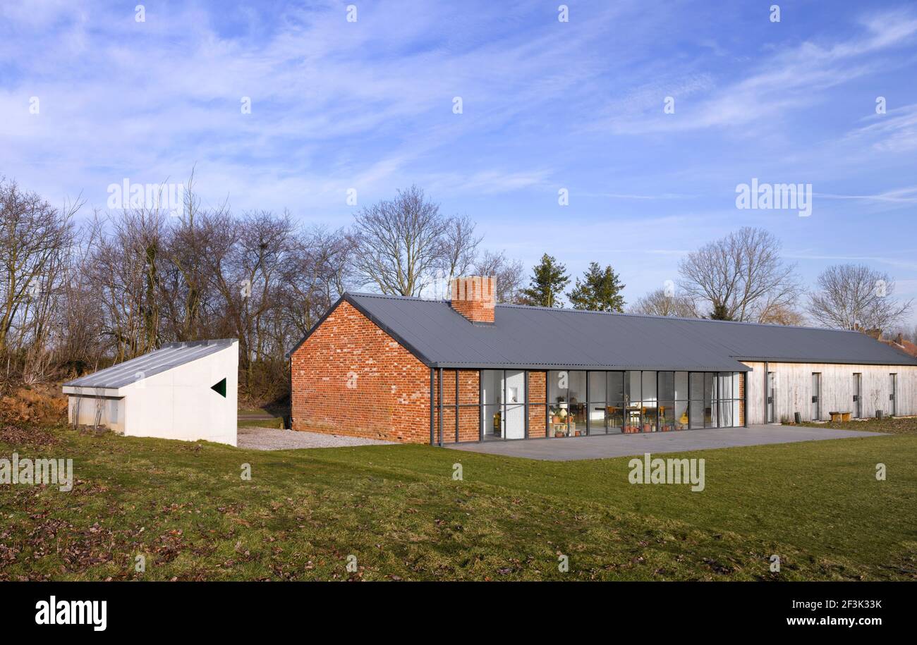 Maison et terrasse en béton créent un parking à côté de stable Acre. | architecte : David Kohn Architects | Banque D'Images