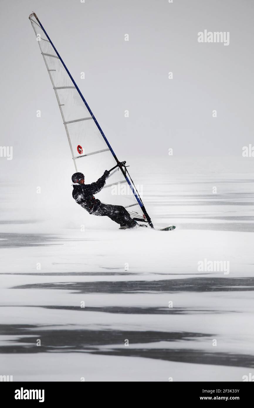 SURF SUR GLACE - LASER OLYMPIQUE HONGROIS ZSOMBOR BERECZ ( 2008 BEIJING - QUALIFIÉ 2012 LONDRES ) SURF SUR GLACE SUR LE LAC BALATON (HUN) - 11/02/2012 - PHOTO : GABOR TURCSI / DPPI Banque D'Images