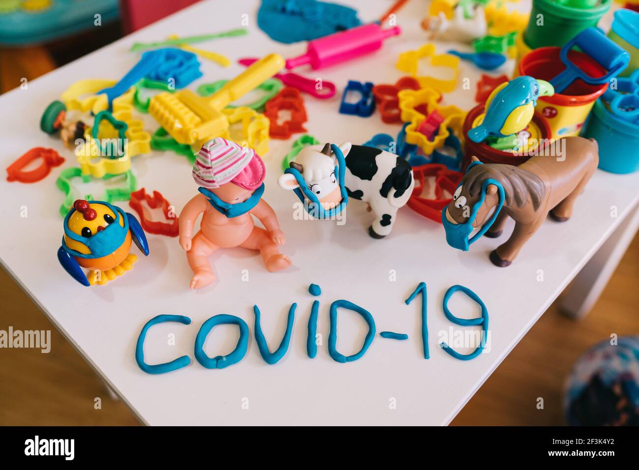 Budva, Monténégro - 17 mars 2021 : jouets pour enfants dans des masques de protection faits maison en plastique. Concept de protection contre les virus. Banque D'Images