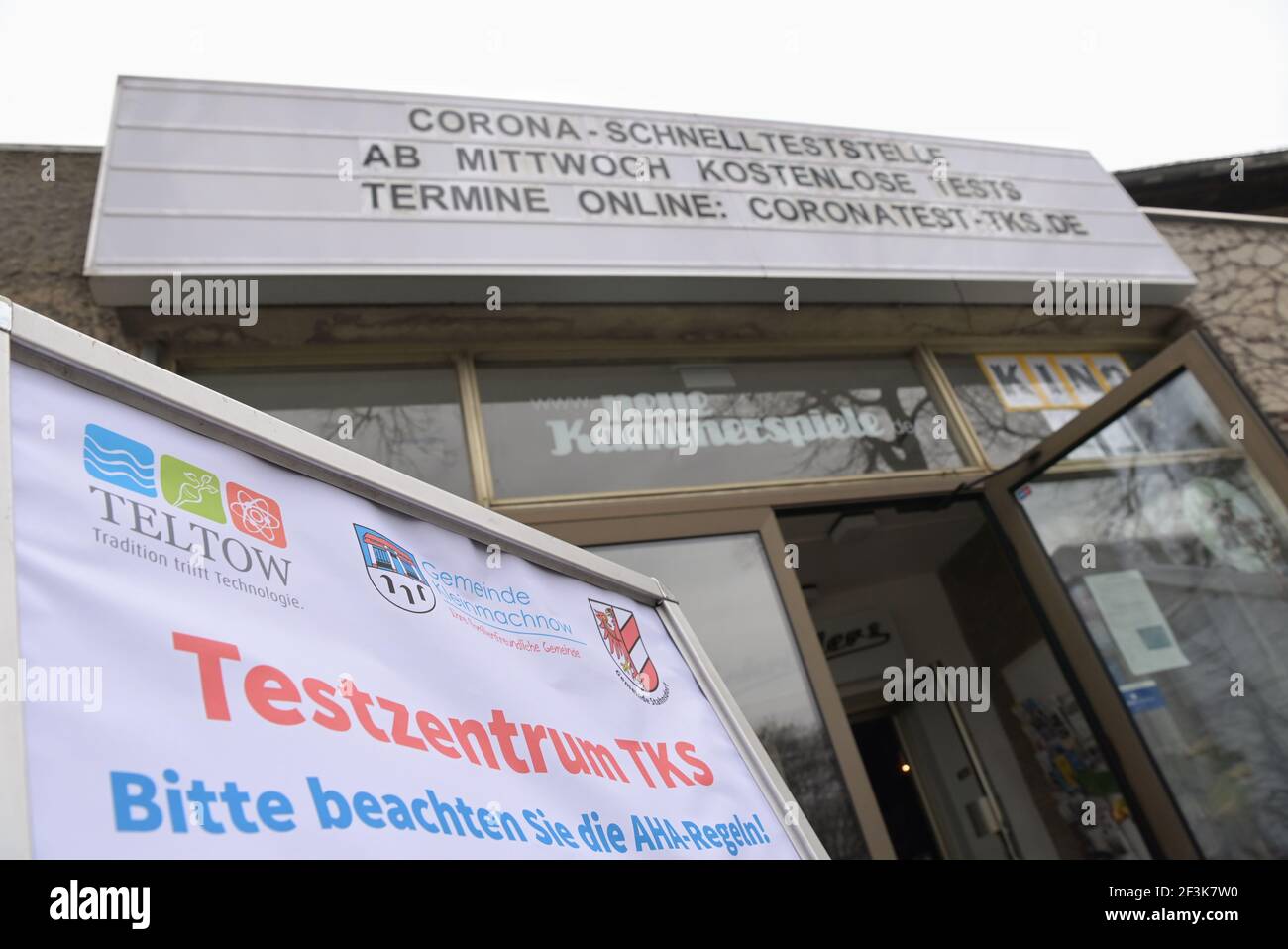 Kleinmachnow, Allemagne. 17 mars 2021. Une affiche « Corona Quick test station » est suspendue au-dessus de l'entrée du cinéma « Neue Kammerspiele ». Sous la devise « Imply Do IT! Région TKS tests!', les municipalités de Teltow, Kleinmachnow et Stahnsdorf (district de Potsdam-Mittelmark) ont mis en place sept centres d'essais. Les résidents peuvent prendre rendez-vous pour un test gratuit de Corona via un portail Internet et recevoir le résultat par e-mail. Credit: Soeren Stache/dpa-Zentralbild/ZB/dpa/Alay Live News Banque D'Images