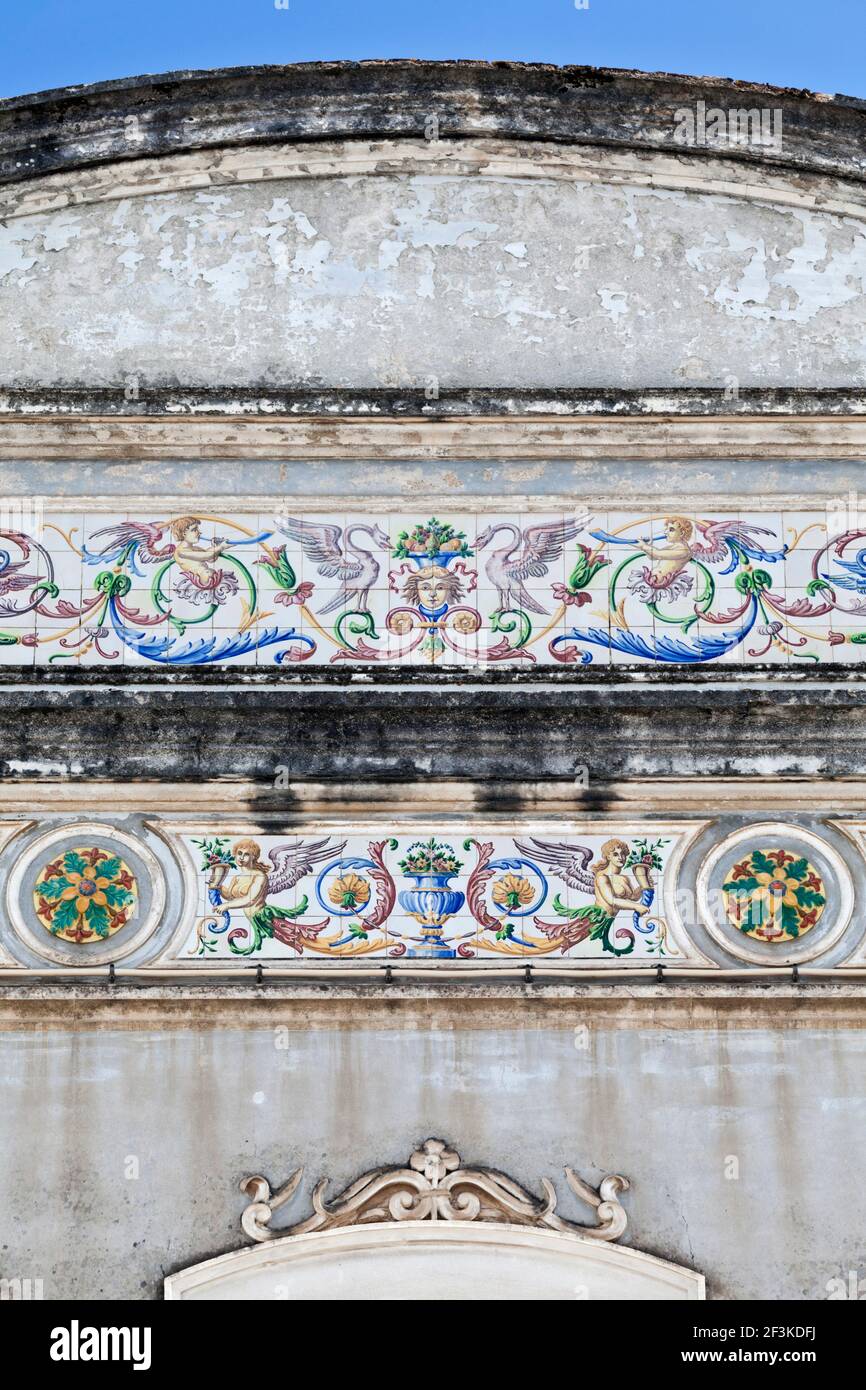 Des carreaux d'azulejos en céramique peinte ornent une ancienne façade de bâtiment à Coimbra, Beira Litoral, Portugal Banque D'Images
