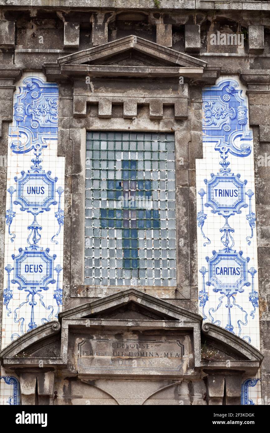 Détail de la façade avant ornée des Azulejos de l'église Saint lldefonso, Porto (Porto), Portugal (église achevée en 1739) Banque D'Images