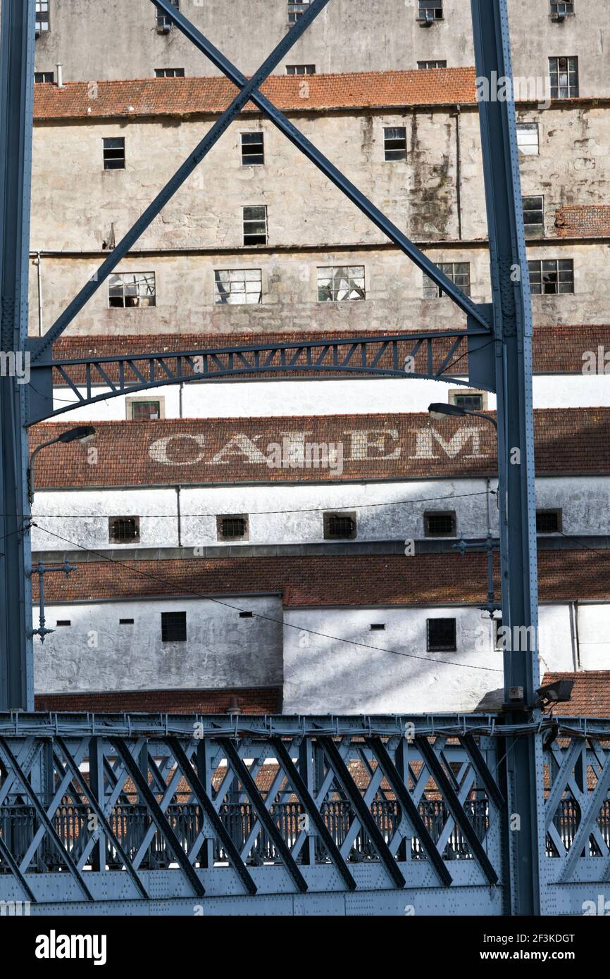 Lodges de port faisant la publicité de la marque Calem de port dans la Vila Nova de Gaia, Porto (Porto), Portugal Banque D'Images