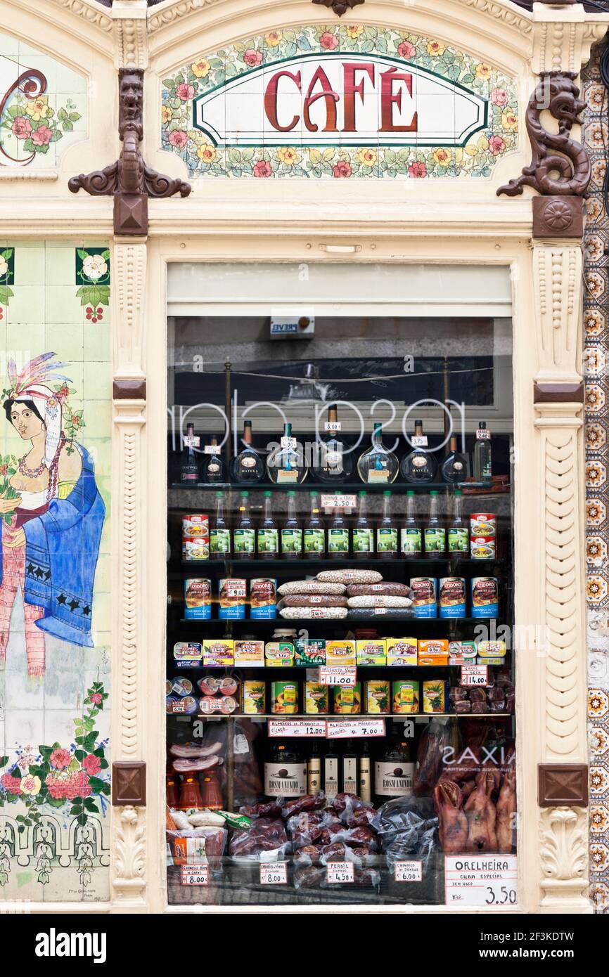 La façade Art Nouveau d'un magasin traditionnel à Bolhao, Porto (Porto), Portugal Banque D'Images