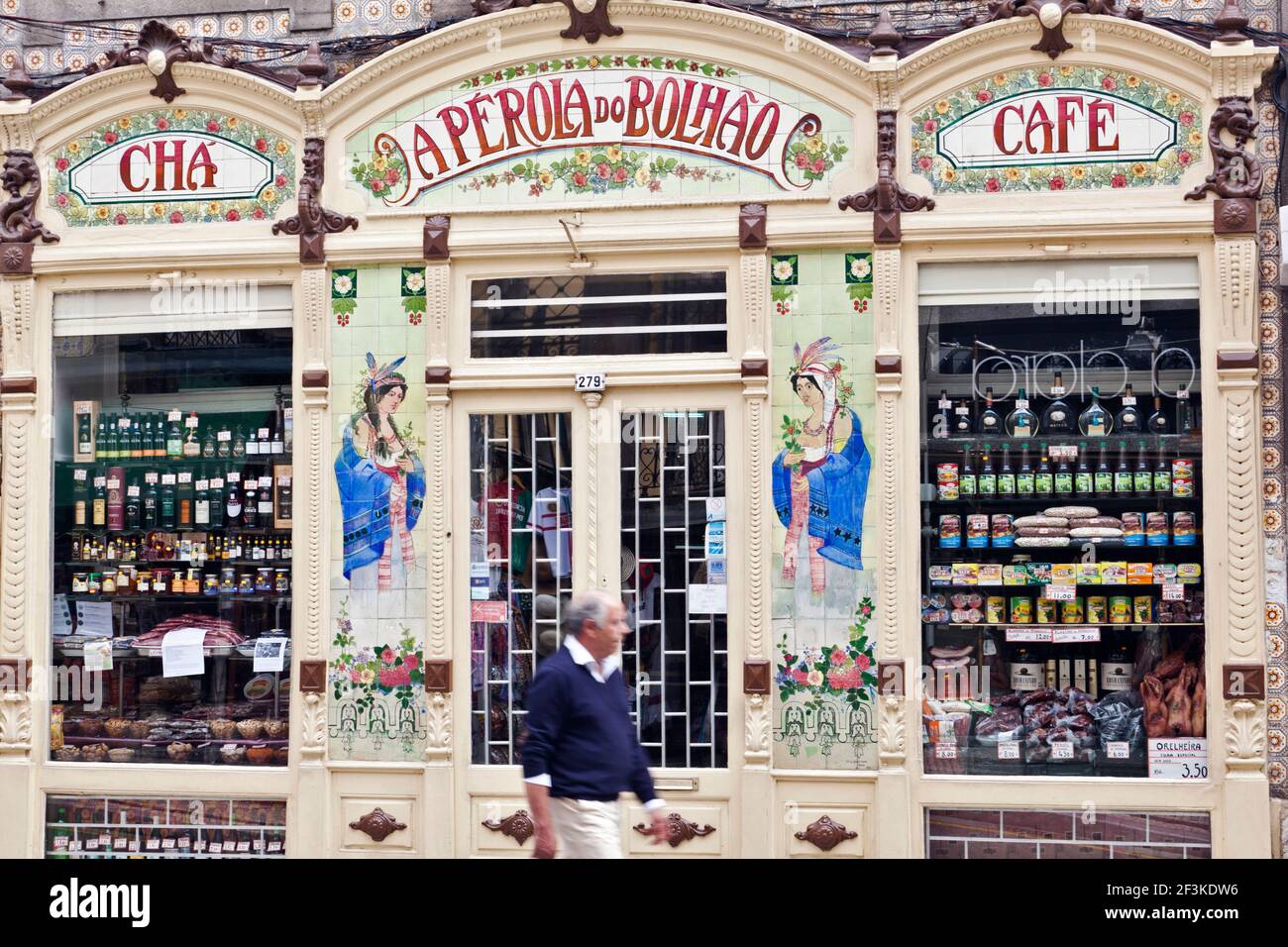 La façade Art Nouveau d'un magasin traditionnel à Bolhao, Porto (Porto), Portugal Banque D'Images