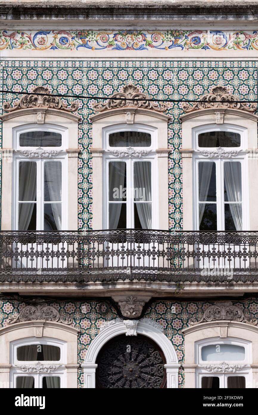 Des tuiles azulejos décorent la façade d'un ancien bâtiment à Coimbra, Beira Litoral, Portugal Banque D'Images