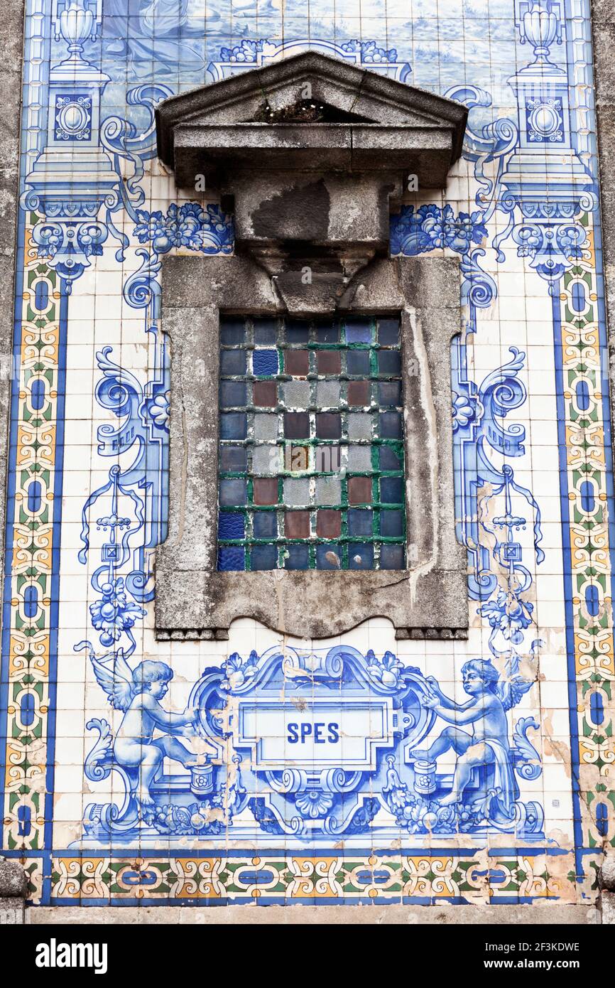 Détail de la façade avant ornée des Azulejos de l'église Saint lldefonso, Porto (Porto), Portugal (église achevée en 1739) Banque D'Images