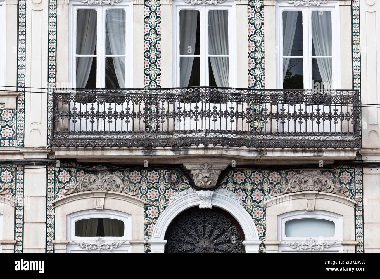 Des carreaux décoratifs en céramique azulejos ornent la façade d'un ancien bâtiment à Coimbra, Beira Litoral, Portugal Banque D'Images