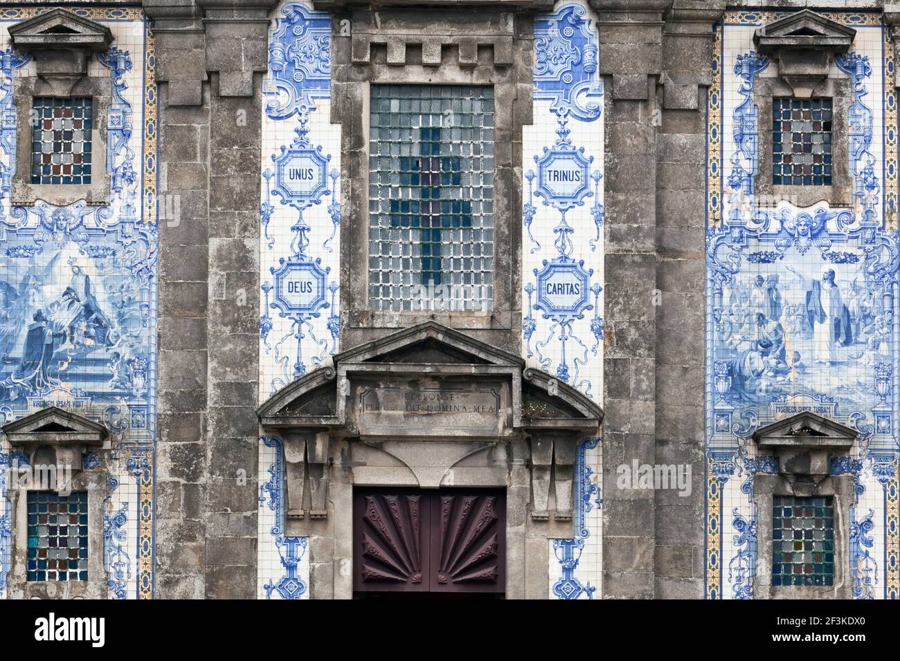 Détail de la façade avant ornée des Azulejos de l'église Saint lldefonso, Porto (Porto), Portugal (église achevée en 1739) Banque D'Images