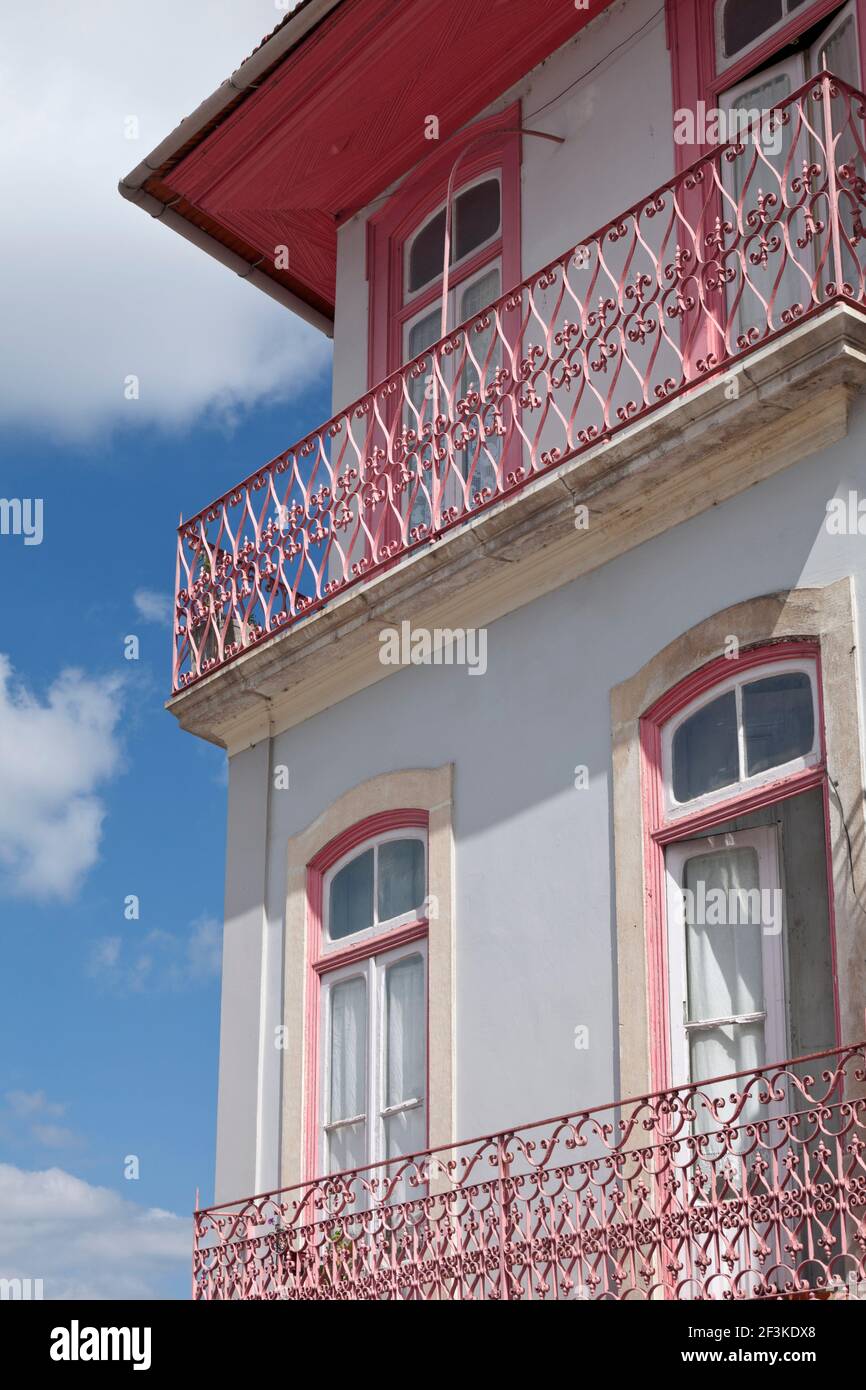 Maison traditionnelle avec balcons en fer forgé à Coimbra, Beira Litoral, Portugal Banque D'Images