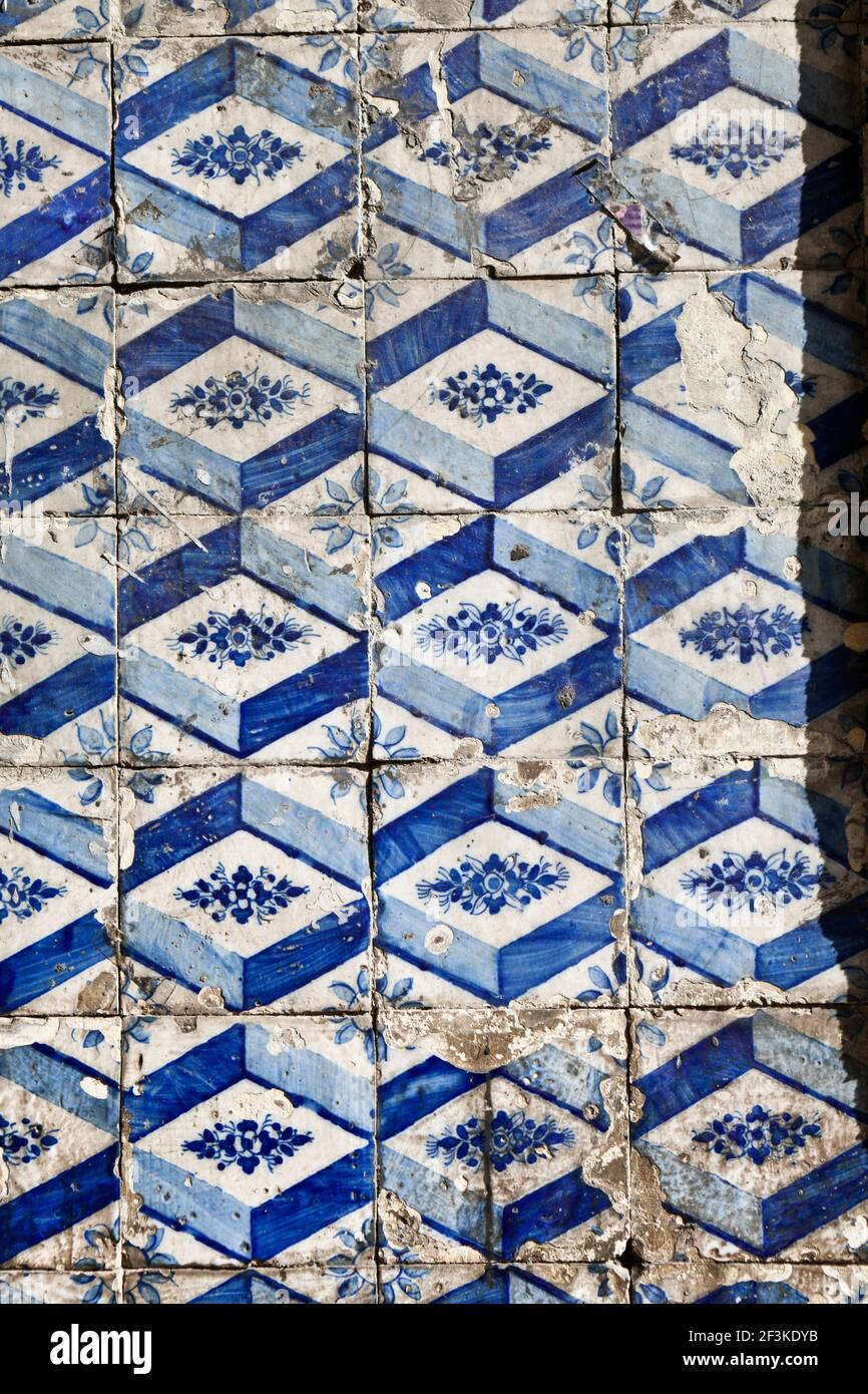 Carreaux de céramique azulejos à carreaux traditionnels, Porto, Portugal - les vieux carreaux sont coûteux à réparer et à entretenir et beaucoup montrent des signes de décomposition tels que le Th Banque D'Images