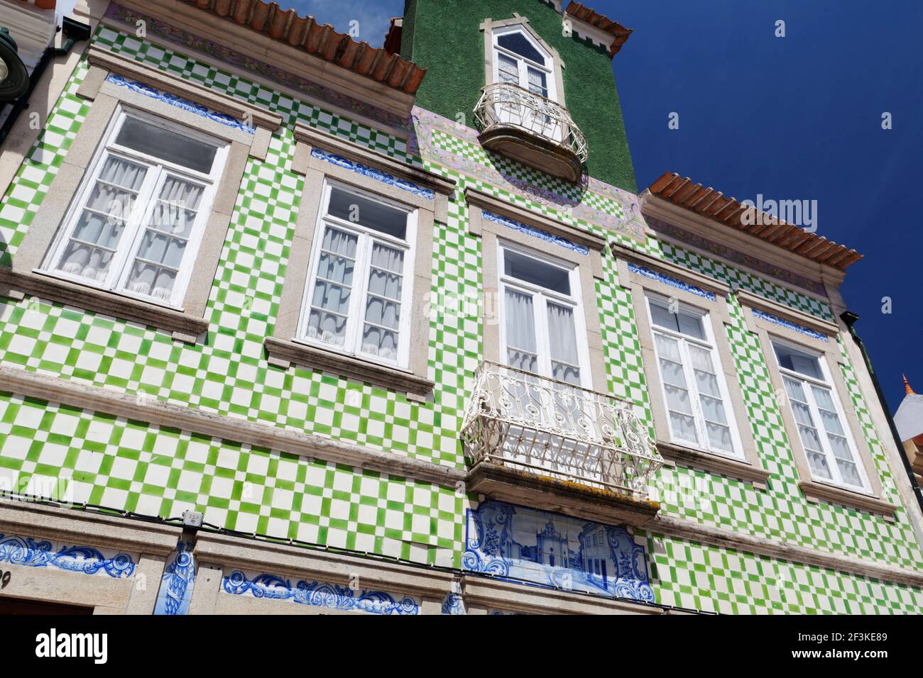Des tuiles azulejos en céramique peinte ornent la façade d'une maison à Ilhavo, Aveiro, Beira Litoral, Portugal Banque D'Images