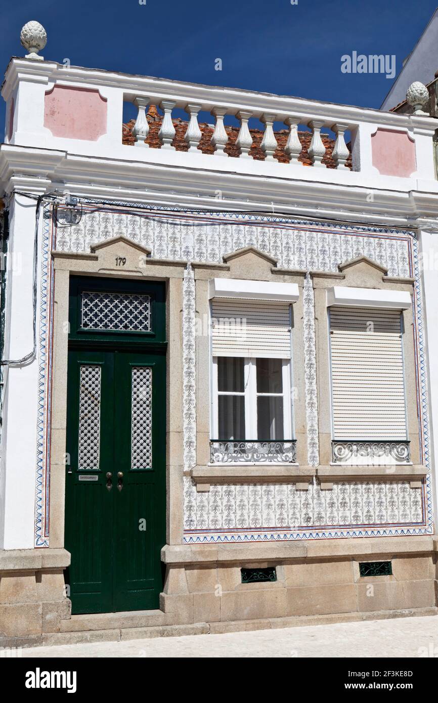 Une maison portugaise typique décorée avec des carreaux de céramique azulejos, Aveiro, Beira Litoral, Portugal Banque D'Images