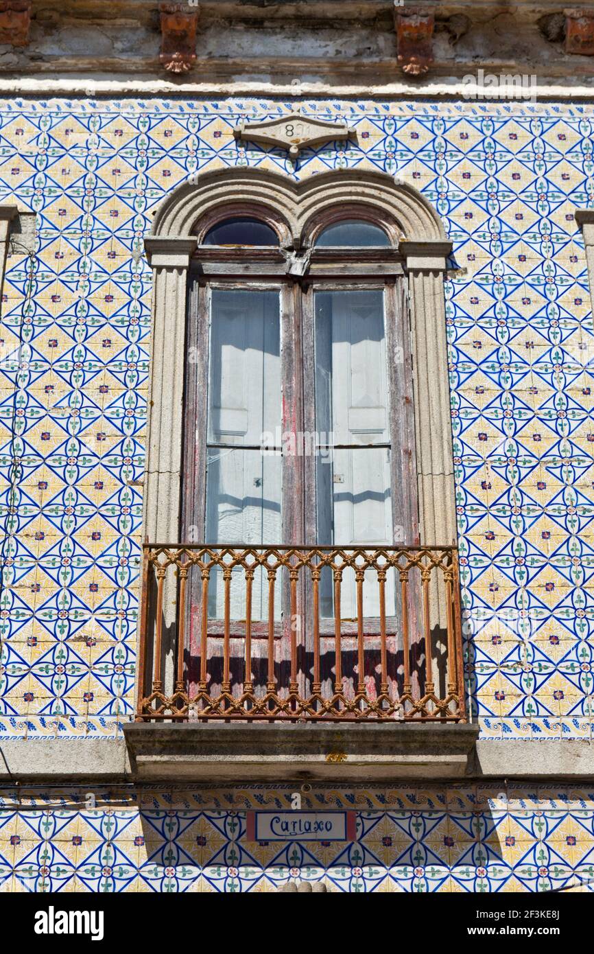 Carreaux de céramique peint un vieux surround azulejos balcon et fenêtre en Ilhavo, Beira Litoral, Portugal Banque D'Images